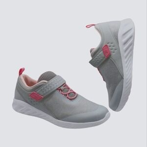 🔥Target Kids Sneakers in Gray and Pink Size 2🔥5$ If You Get Bundle🔥